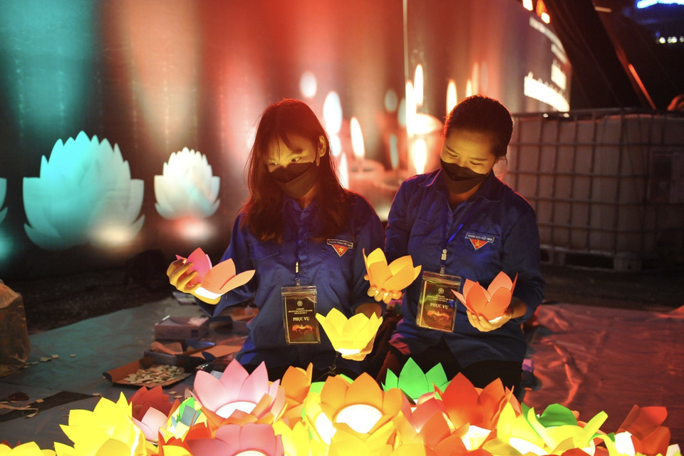 Tại Công viên Thống Nhất, Đoàn viên, thanh niên thắp nến tại Lễ Tưởng niệm đồng bào và cán bộ, chiến sĩ hy sinh, tử vong trong đại dịch COVID-19. (Ảnh: Minh Đức/TTXVN)