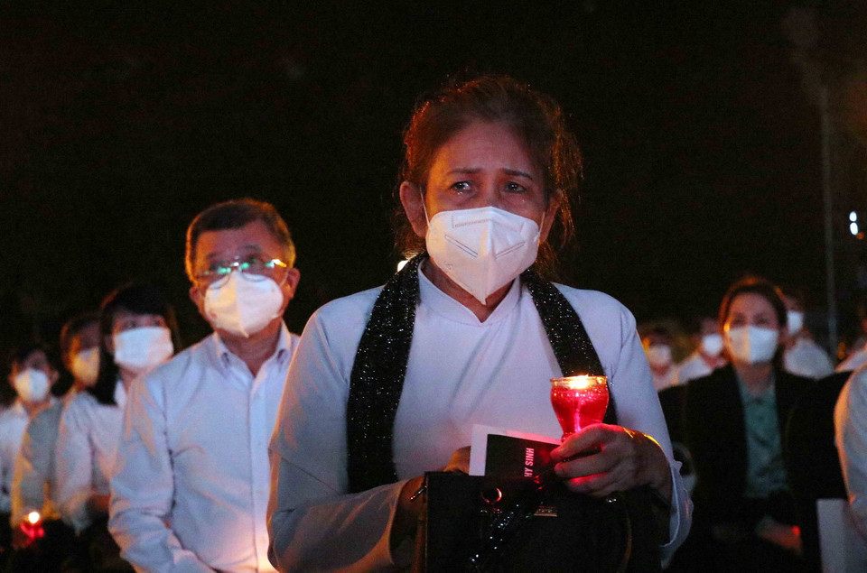 Xúc động tưởng nhớ người thân đã khuất. (Ảnh: Xuân Khu-TTXVN)