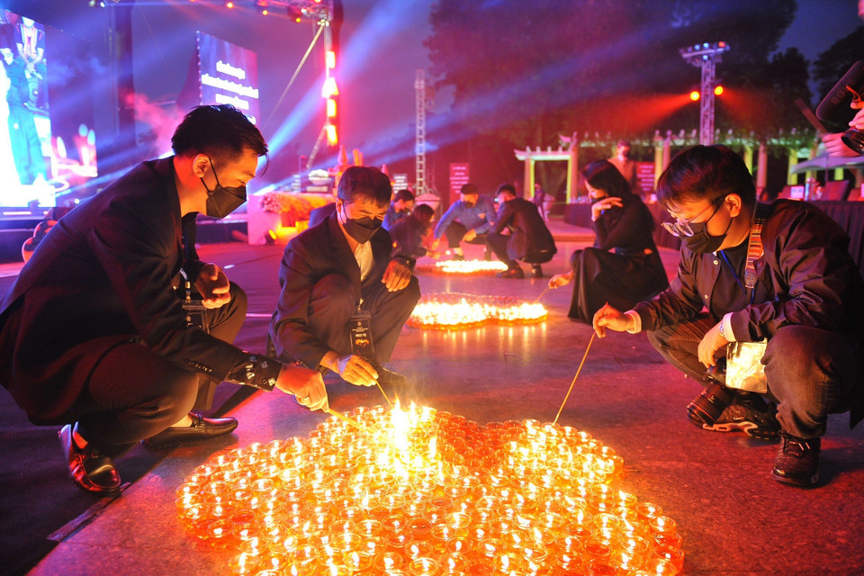 Chương trình được truyền hình trực tiếp trên kênh VTV1 của Đài Truyền hình Việt Nam từ hai điểm cầu Hội trường Thống Nhất (Thành phố Hồ Chí Minh) và Công viên Thống Nhất (Hà Nội). (Ảnh: Minh Đức/TTXVN)