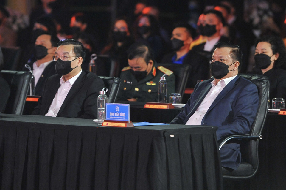 Tại Công viên Thống Nhất, Ủy viên Bộ Chính trị, Bí thư Thành ủy Thành phố Hà Nội Đinh Tiến Dũng và Chủ tịch Ủy ban Nhân dân Thành phố Hà Nội Chu Ngọc Anh dự lễ tưởng niệm. (Ảnh: Minh Đức/TTXVN)