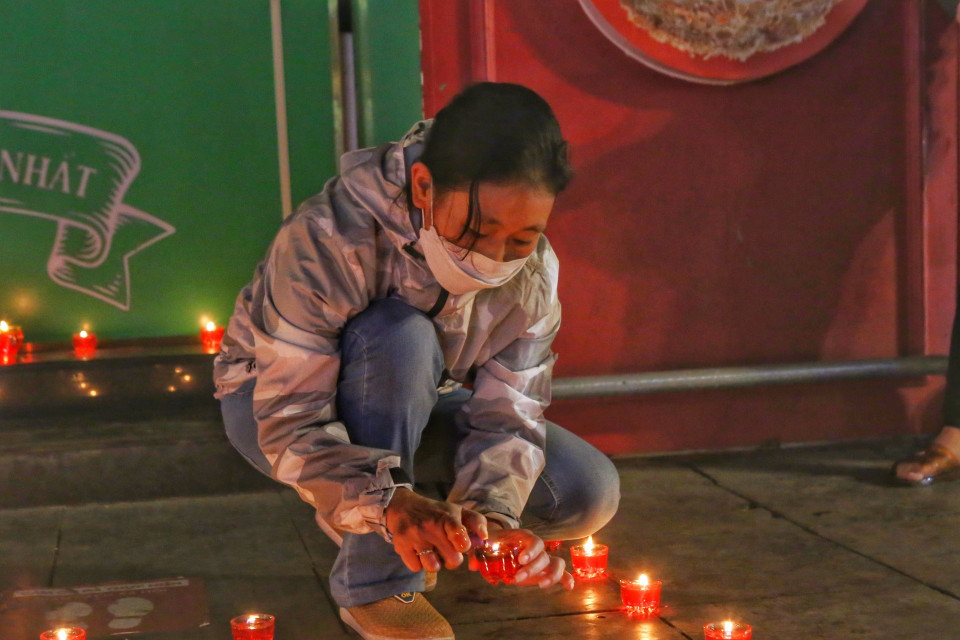 Người dân Hà Nội thắp nến tưởng niệm những chiến sỹ, đồng bào đã hy sinh, tử vong vì dịch COVID-19. (Ảnh: Tuấn Đức/TTXVN)