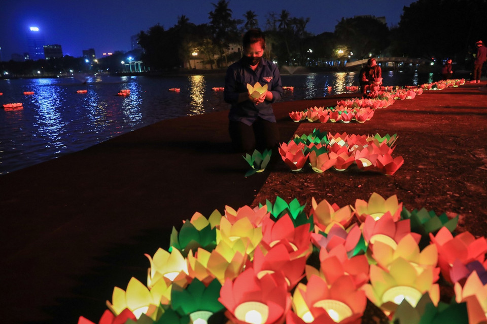 Hoa đăng tưởng niệm đồng bào và cán bộ, chiến sỹ hy sinh, tử vong trong đại dịch COVID-19. (Ảnh: Minh Đức/TTXVN)