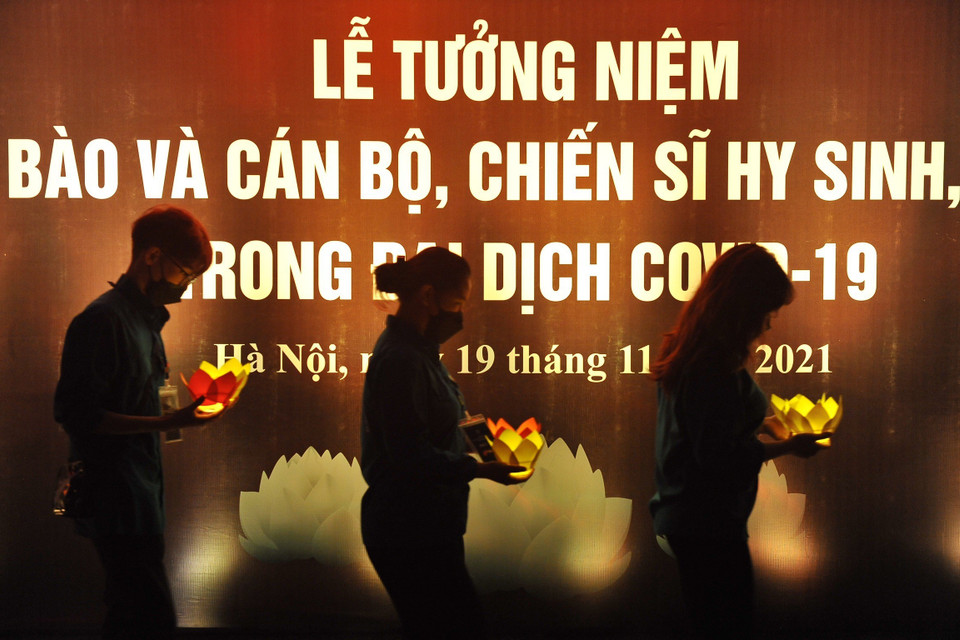 Tại Công viên Thống Nhất, Hoạt động thắp nến tại Lễ Tưởng niệm đồng bào và cán bộ, chiến sỹ hy sinh, tử vong trong đại dịch COVID-19. (Ảnh: Minh Đức/TTXVN)