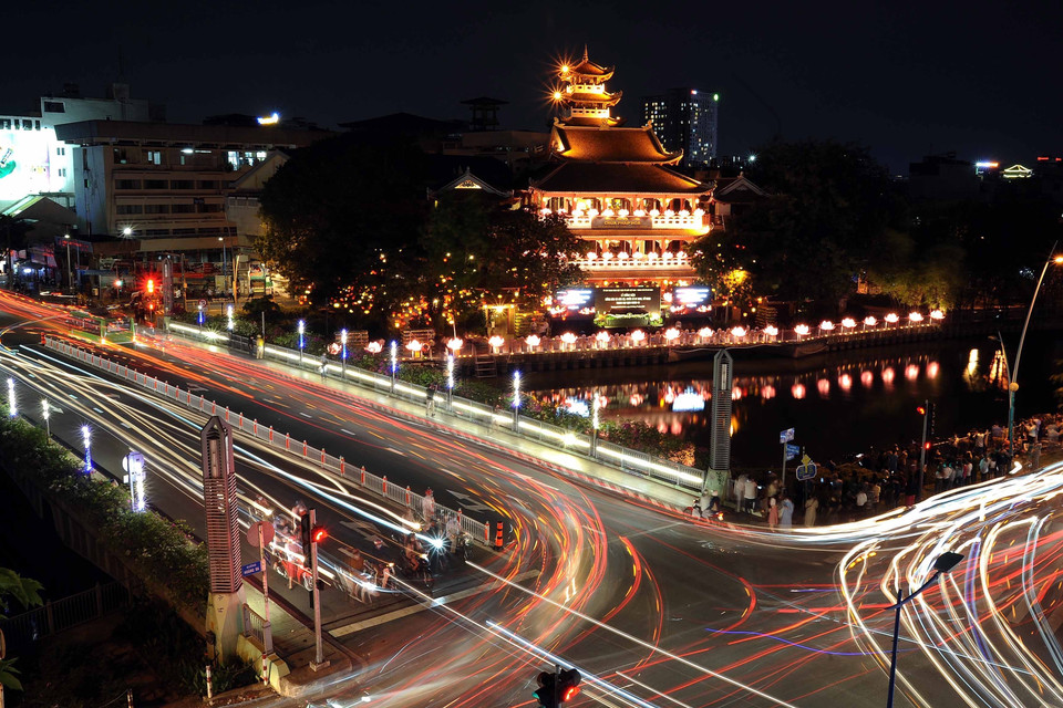 Chùa Pháp Hoa (quận 3, Thành phố Hồ Chí Minh) được thắp sáng, tưởng niệm đồng bào và cán bộ, chiến sỹ hy sinh, tử vong trong đại dịch COVID-19. (Ảnh: An Hiếu/TTXVN)