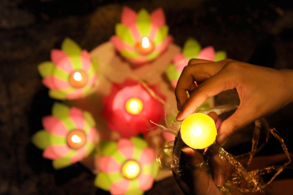 Hoa đăng tưởng niệm đồng bào và cán bộ, chiến sỹ hy sinh, tử vong trong đại dịch COVID-19 trên kênh Nhiêu Lộc-Thị Nghè. (Ảnh: An Hiếu/TTXVN)