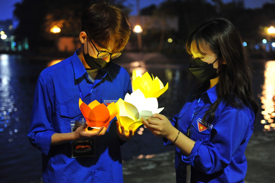 Tại Công viên Thống Nhất, Đoàn viên, thanh niên thắp nến tại Lễ Tưởng niệm đồng bào và cán bộ, chiến sĩ hy sinh, tử vong trong đại dịch COVID-19. (Ảnh: Minh Đức/TTXVN)