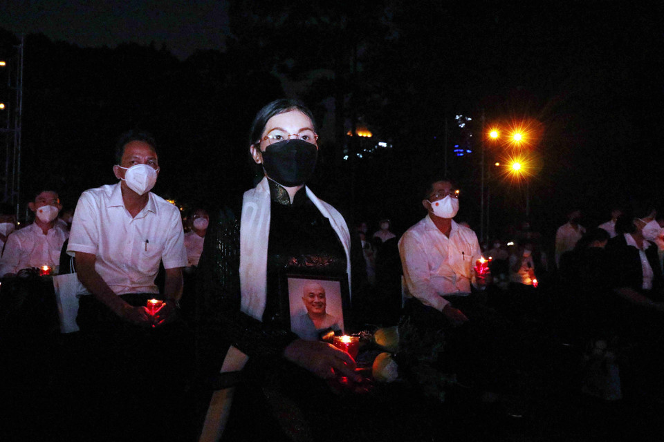 Đại diện thân nhân một số cán bộ, chiến sỹ, đồng bào hy sinh, tử vong trong đại dịch tham dự buổi lễ. (Ảnh: Xuân Khu/TTXVN)