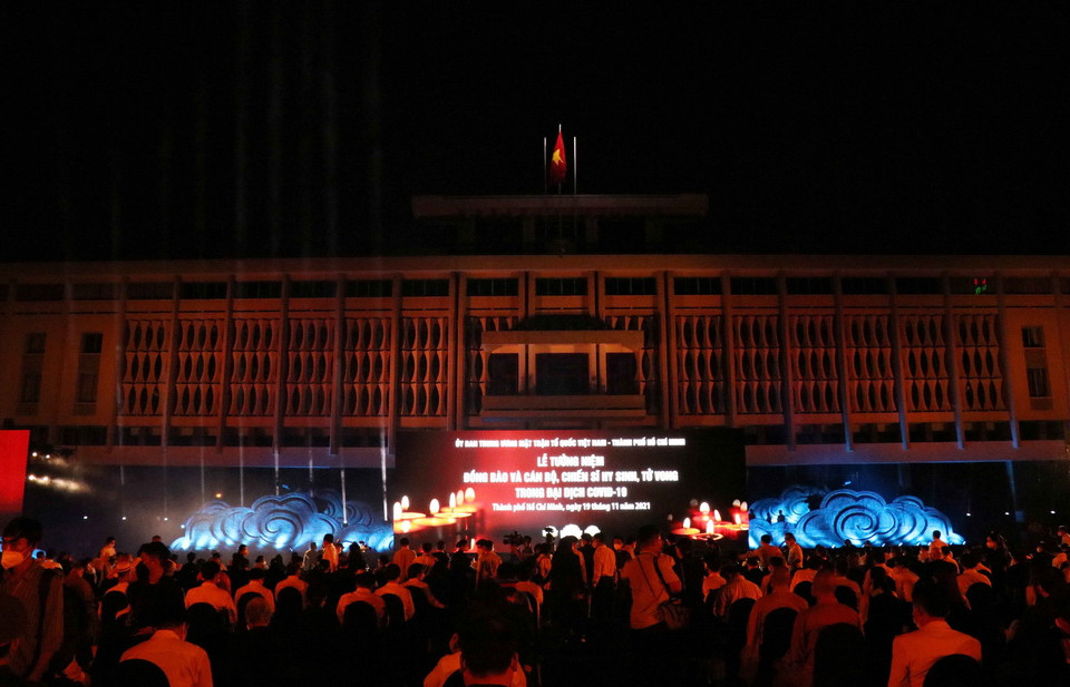 Lễ tưởng niệm đồng bào, cán bộ chiến sỹ tử vong, hy sinh trong đại dịch COVID-19 tổ chức Hội trường Thống Nhất, Thành phố Hồ Chí Minh. (Ảnh: Xuân Khu-TTXVN)