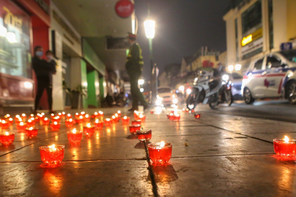 Trên phố Tràng Tiền (quận Hoàn Kiếm), người dân Hà Nội thắp nến tưởng niệm những chiến sỹ, đồng bào đã hy sinh, tử vong vì dịch COVID-19. (Ảnh: Tuấn Đức/TTXVN)