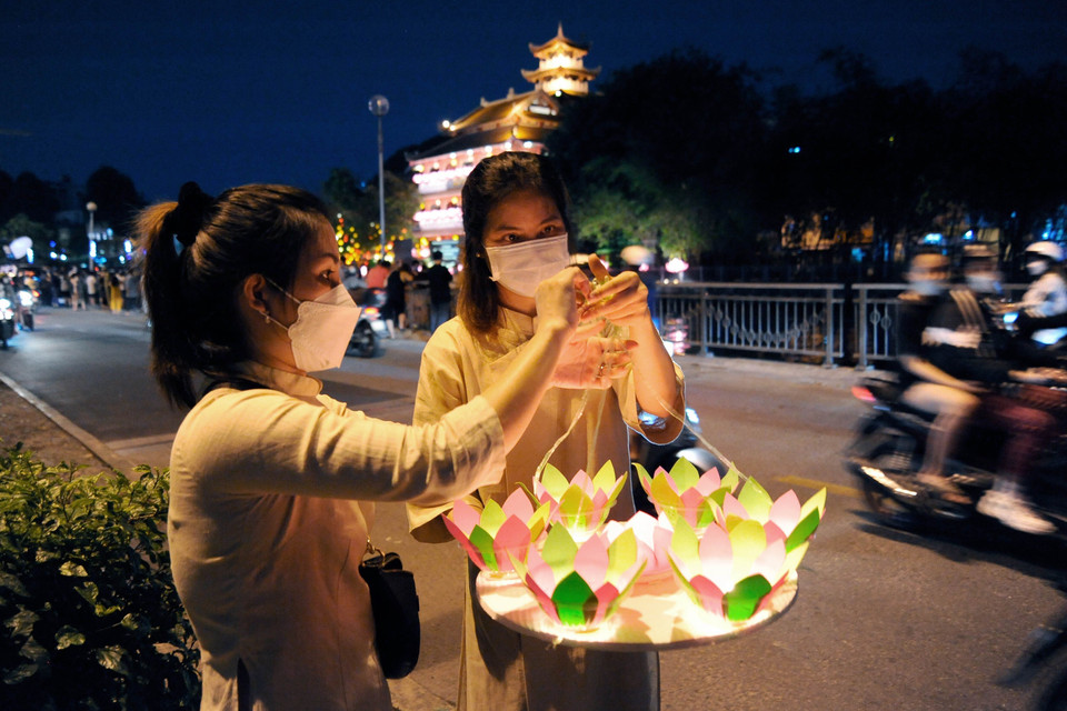 Nghi thức thả hoa đăng tưởng niệm đồng bào và cán bộ, chiến sỹ hy sinh, tử vong trong đại dịch COVID-19 trên kênh Nhiêu Lộc-Thị Nghè, trước chùa Pháp Hoa (quận 3, Thành phố Hồ Chí Minh). (Ảnh: An Hiếu/TTXVN)