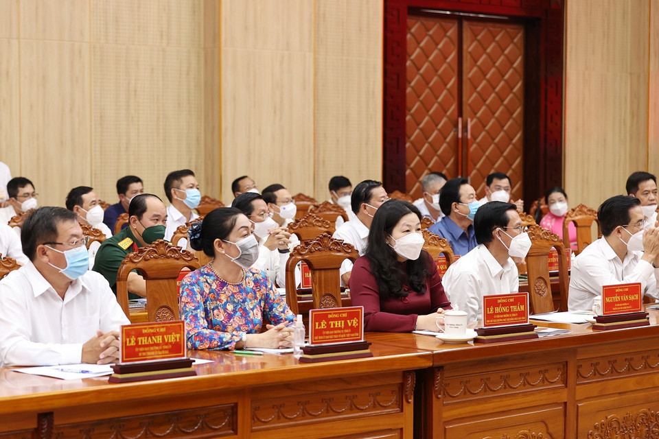 Các vị lãnh đạo chủ chốt tỉnh Kiên Giang tham dự buổi làm việc. (Ảnh: Dương Giang/TTXVN)