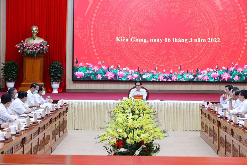 Thủ tướng Phạm Minh Chính chủ trì làm việc với lãnh đạo chủ chốt tỉnh Kiên Giang. (Ảnh: Dương Giang/TTXVN)