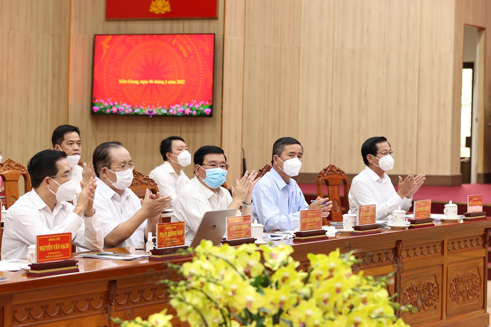 Các vị lãnh đạo chủ chốt tỉnh Kiên Giang tham dự buổi làm việc. (Ảnh: Dương Giang/TTXVN)