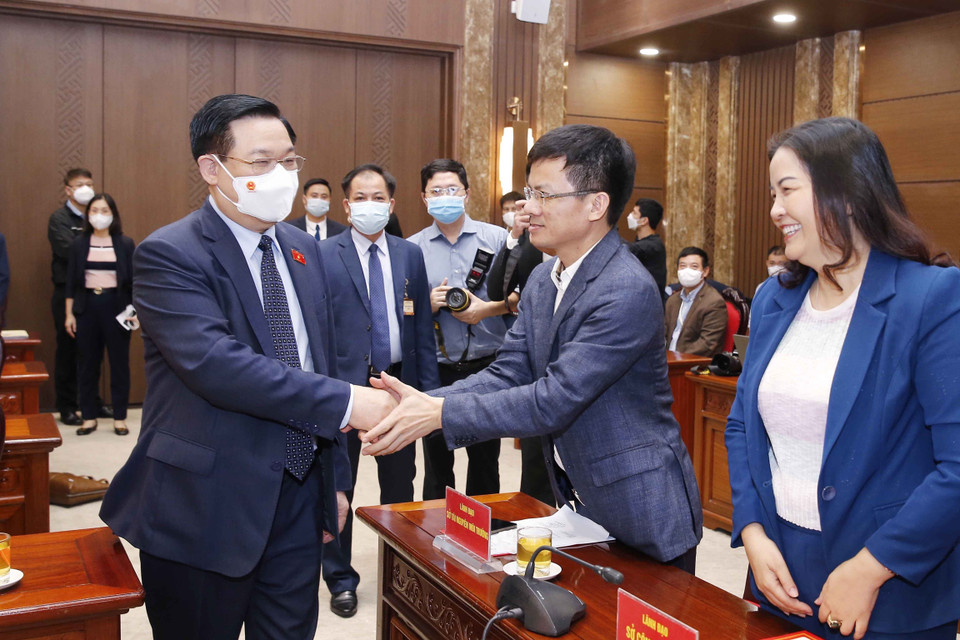 Chủ tịch Quốc hội Vương Đình Huệ với các đại biểu. (Ảnh: Doãn Tấn/TTXVN)