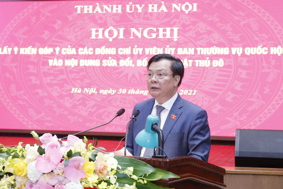 Bí thư Thành ủy Hà Nội Đinh Tiến Dũng phát biểu tại hội nghị. (Ảnh: Doãn Tấn/TTXVN)