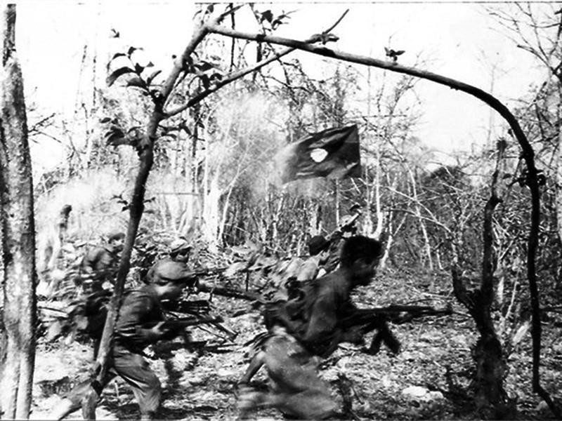 Quân giải phóng Lào tiến công địch tại điểm cao 456, tháng 3/1971. Chiến thắng Đường 9 - Nam Lào là một minh chứng sống động cho mối tình đoàn kết gắn bó keo sơn giữa hai quân đội và hai dân tộc Việt-Lào trong cuộc chiến đấu chống kẻ thù chung. (Ảnh: Tư liệu/TTXVN phát)