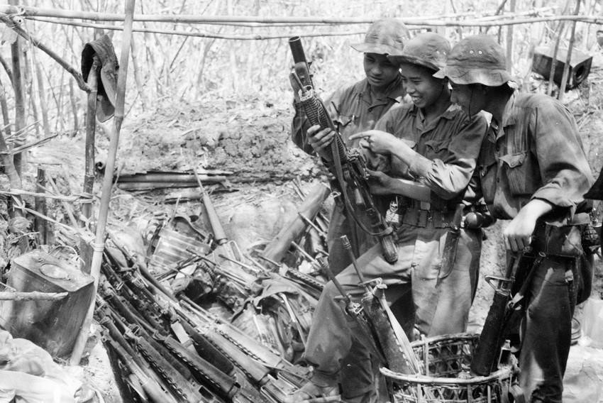 Trong chiến thắng Đường 9 - Nam Lào, quân ta đã loại khỏi vòng chiến đấu hơn 2 vạn tên địch, bắt hơn 1.000 tù binh, thu 3.000 khẩu súng các loại và nhiều trang bị quân sự. (Nguồn: TTXVN)