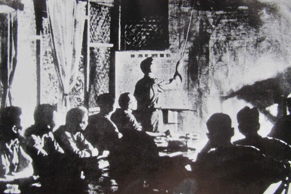 Một buổi họp giao ban bàn phương án tác chiến của Bộ Tư lệnh Bộ đội Trường Sơn trong chiến dịch Đường 9 - Nam Lào. Khi quyết định mở chiến dịch này, Bộ Chính trị và Quân ủy Trung ương đã nắm chắc được kế hoạch cuộc hành quân Lam Sơn 719 của địch, kể cả thời gian, quy mô cuộc hành quân, chiến thuật và sự phối hợp giữa các lực lượng của đối phương. (Ảnh: Tư liệu/TTXVN phát)