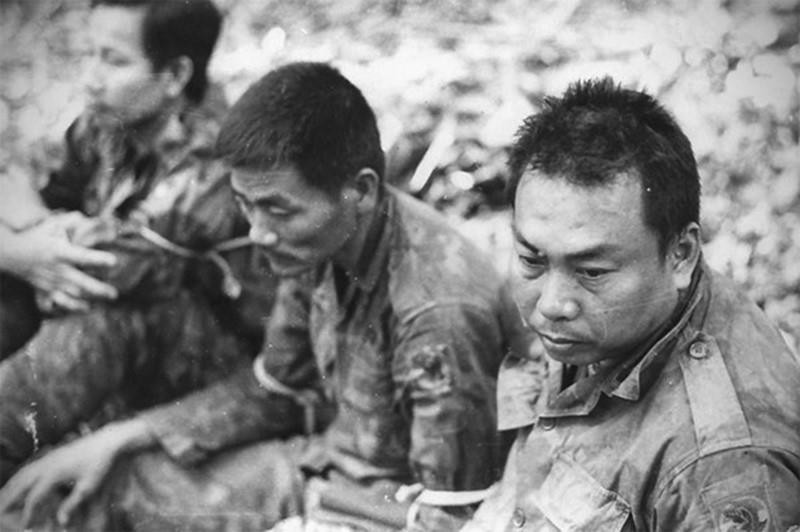 Đại tá Nguyễn Văn Thọ, Lữ đoàn trưởng Lữ đoàn 3 Dù của Ngụy (bên phải) bị quân giải phóng bắt làm tù binh trong chiến dịch Đường 9 - Nam Lào. (Ảnh: Tư liệu BTLSQSVN/TTXVN phát)