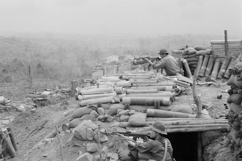 Quân giải phóng chiếm công sự của địch để đánh trả đợt phản kích. (Ảnh: Lương Nghĩa Dũng/TTXVN)