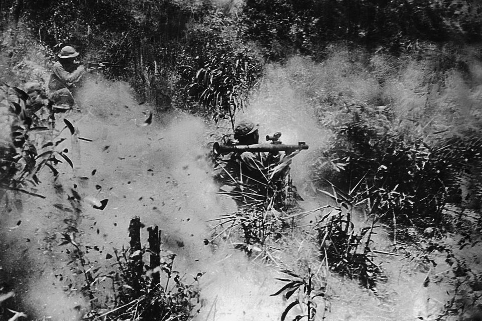 Chiến sỹ Đại đội 6, Quân giải phóng Quảng Trị tiêu diệt địch tại chiến dịch Đường 9 - Nam Lào. Trong chiến dịch này, ta tập trung lực lượng lớn quân thuộc nhiều binh chủng, nhiều khí tài quân sự và sử dụng đòn nghi binh chiến dịch, giấu kín lực lượng làm cho địch tưởng ta suy yếu để kéo quân ra càng nhiều càng tốt, sa vào thế trận bày sẵn và bị ta tiêu diệt. (Ảnh: Lương Nghĩa Dũng/TTXVN)