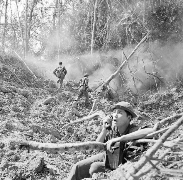 Mạng thông tin liên lạc được triển khai thông suốt từ Bộ Quốc phòng đến Quân khu 5 và Đoàn 559 - Bộ đội Trường Sơn, sẵn sàng bảo đảm cho nhiệm vụ tác chiến đánh địch ở khu vực Đường 9 - Nam Lào. Trong ảnh: Quân giải phóng dũng cảm vượt qua bom đạn địch, đảm bảo đường dây thông suốt cho chiến dịch. (Ảnh: Nghĩa Dũng/TTXVN)
