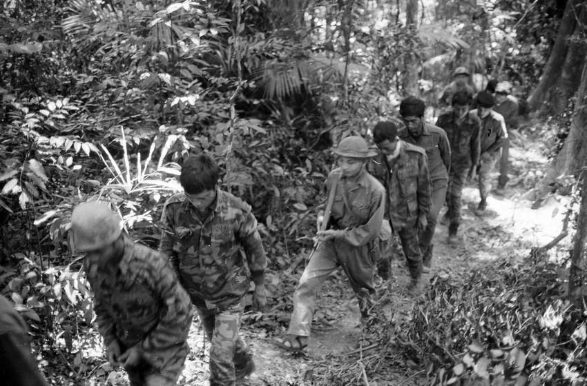 Trong chiến dịch Đường 9 - Nam Lào, quân ta bắt hơn 1.000 tù binh địch. (Ảnh: TTXVN)