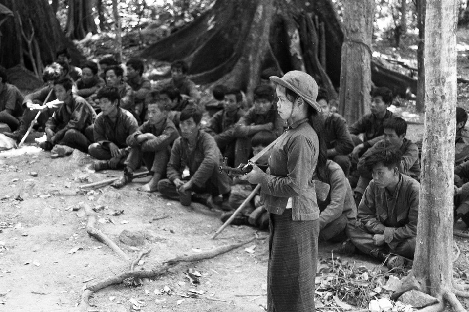 Nữ chiến sỹ quân giải phóng canh giữ tù binh Ngụy bị bắt. Kết thúc chiến dịch Đường 9 - Nam Lào, ta đã loại khỏi vòng chiến đấu trên hai vạn tên địch, đánh thiệt hại nặng 6 trung đoàn, lữ đoàn, 13 tiểu đoàn bộ binh, pháo binh; phá hủy 1.100 xe, hơn 100 khẩu pháo lớn, bắn rơi 550 máy bay; bắt hơn 1.000 tù binh, thu hàng nghìn khẩu súng và trang bị quân sự. (Ảnh: TTXVN)