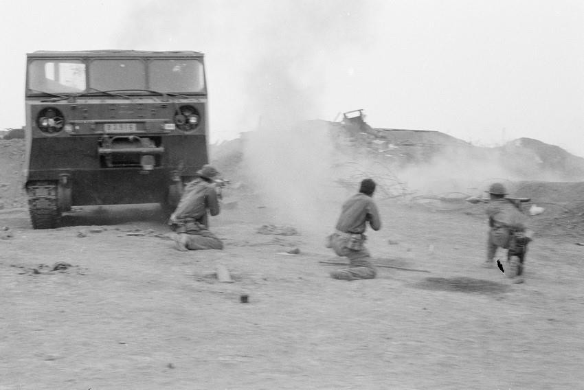 Nghệ thuật chỉ đạo chiến thuật trong chiến dịch ở chỗ bộ đội ta vận dụng nhiều cách đánh sáng tạo, lần lượt làm thất bại các thủ đoạn tác chiến, hình thức chiến thuật của địch, từng bước đẩy địch từ thế chủ động tiến công sang bị động đối phó, tạo thời cơ thuận lợi để ta thực hành phản công, chuyển từ phản công sang tiến công giành thắng lợi quyết định. (Ảnh: TTXVN)