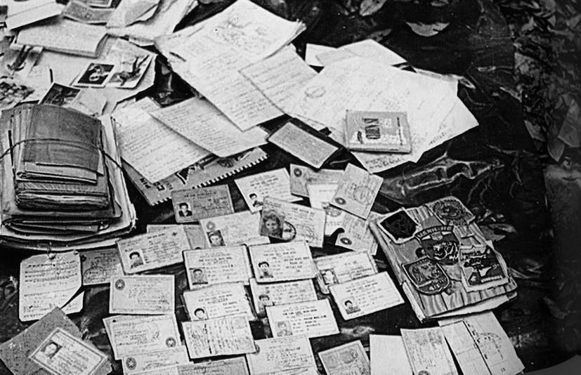 Chứng minh thư và các giấy tờ, tài liệu của lính Ngụy bị quân ta thu giữ trong chiến dịch Đường 9 - Nam Lào. (Ảnh: Lương Nghĩa Dũng/TTXVN)