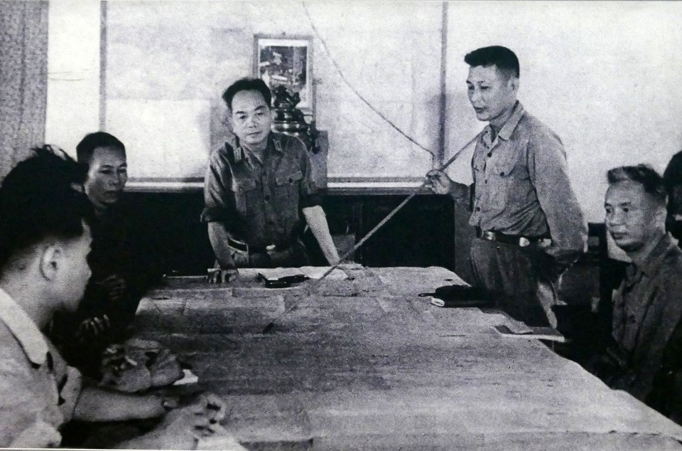 Đại tướng Võ Nguyên Giáp cùng Bộ Tổng tham mưu, Bộ Tư lệnh Miền và Tư lệnh Bộ đội Trường Sơn Đồng Sỹ Nguyên bàn kế hoạch tác chiến, chuẩn bị Chiến dịch Đường 9 - Nam Lào tại một cánh rừng Trường Sơn (1971). (Ảnh: Tư liệu TTXVN)