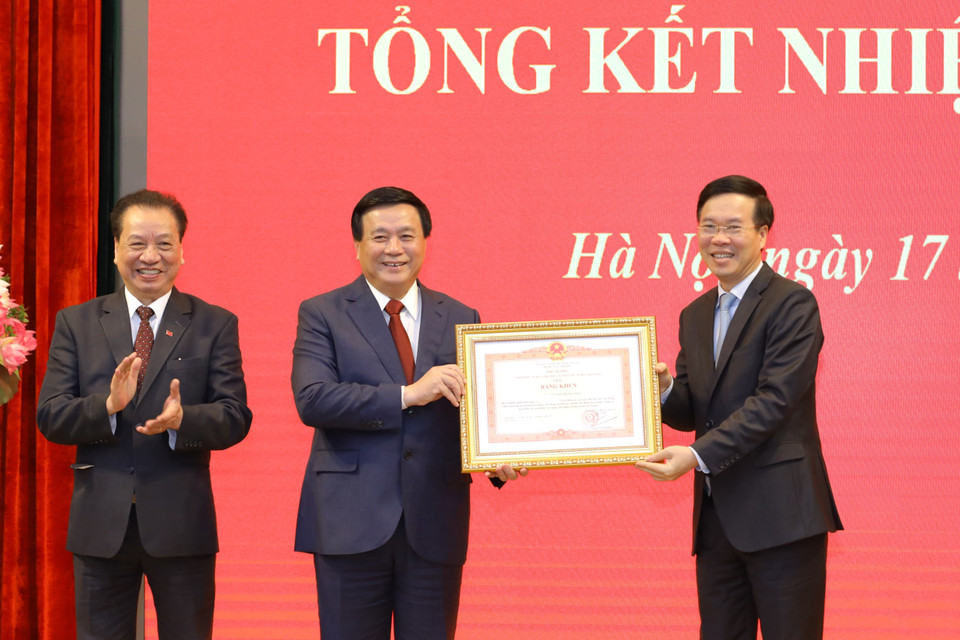 Ủy viên Bộ Chính trị, Thường trực Ban Bí thư Võ Văn Thưởng trao Bằng khen của Thủ tướng Chính phủ tặng Hội đồng Lý luận Trung ương. (Ảnh: Văn Điệp/TTXVN)