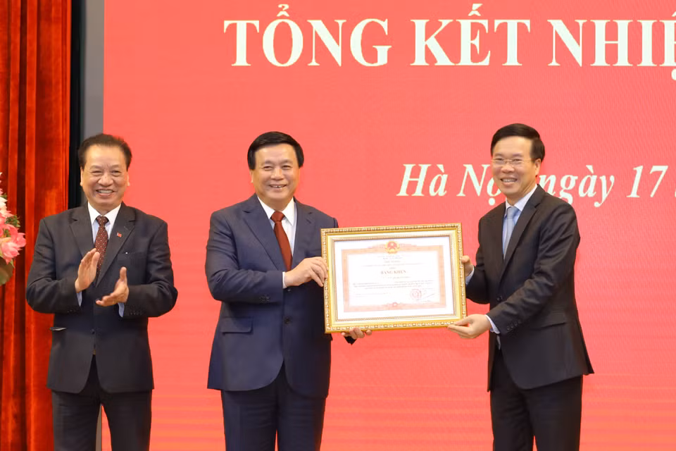 Ủy viên Bộ Chính trị, Thường trực Ban Bí thư Võ Văn Thưởng trao Bằng khen của Thủ tướng Chính phủ tặng Hội đồng Lý luận Trung ương. (Ảnh: Văn Điệp/TTXVN)