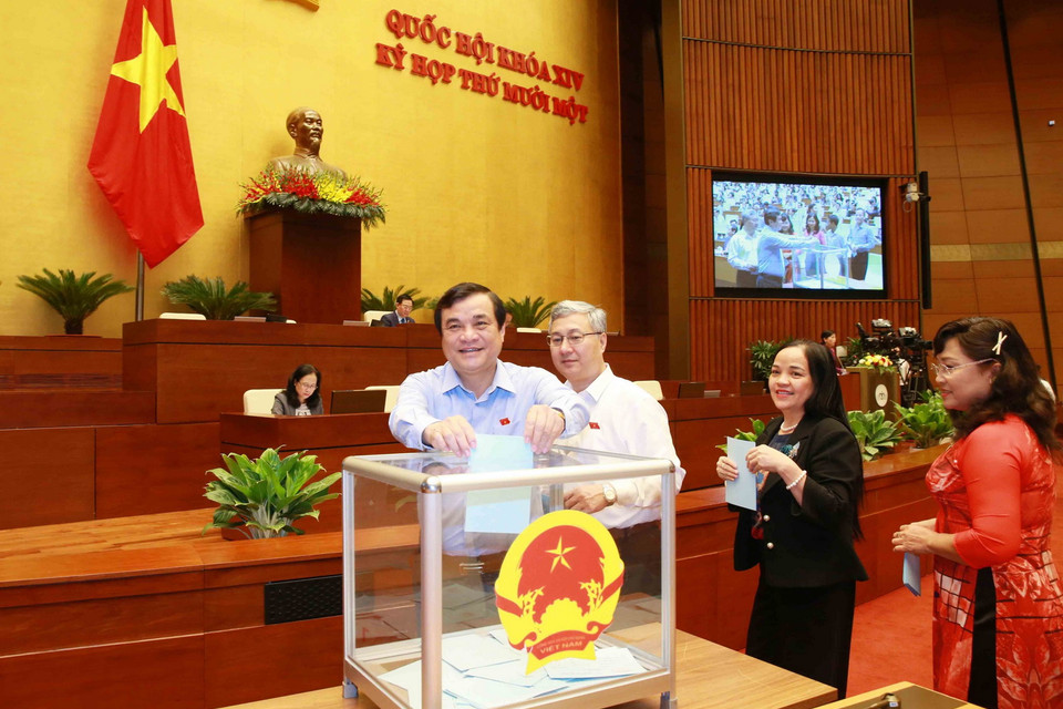 Đại biểu bỏ phiếu bầu một số Phó Chủ tịch Quốc hội. (Ảnh: Doãn Tấn/TTXVN)