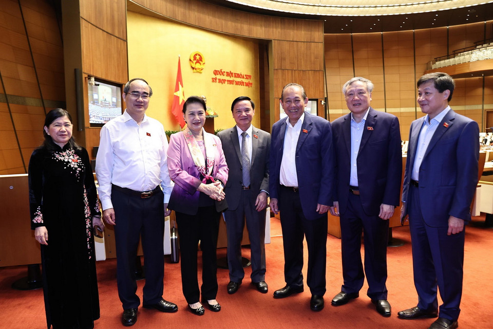 Nguyên Chủ tịch Quốc hội Nguyễn Thị Kim Ngân và các đại biểu Quốc hội trao đổi trong giờ giải lao. (Ảnh: Trọng Đức/TTXVN)