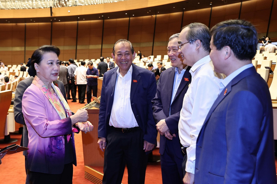 Nguyên Chủ tịch Quốc hội Nguyễn Thị Kim Ngân và các đại biểu Quốc hội trao đổi trong giờ giải lao. (Ảnh: Trọng Đức/TTXVN)