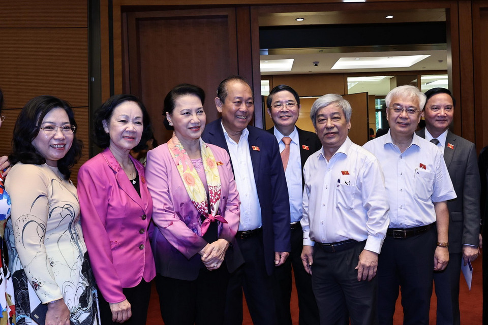 Nguyên Chủ tịch Quốc hội Nguyễn Thị Kim Ngân và các đại biểu Quốc hội trao đổi trong giờ giải lao. (Ảnh: Trọng Đức/TTXVN)