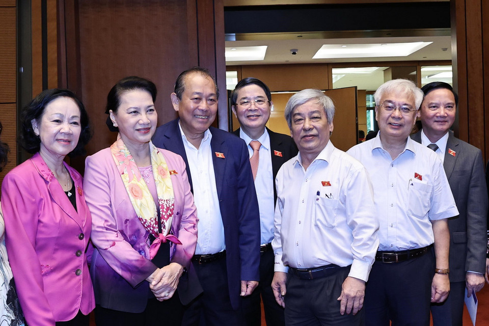 Nguyên Chủ tịch Quốc hội Nguyễn Thị Kim Ngân và các đại biểu Quốc hội trao đổi trong giờ giải lao. (Ảnh: Trọng Đức/TTXVN)