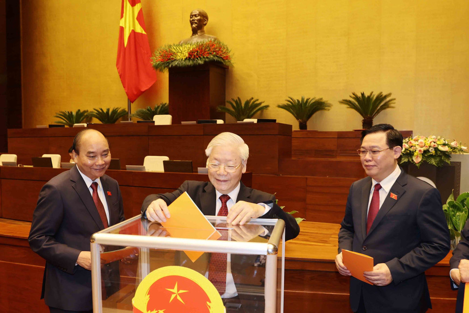 Tổng Bí thư Nguyễn Phú Trọng và các lãnh đạo Đảng, Nhà nước bỏ phiếu phê chuẩn đề nghị về danh sách một số Phó Chủ tịch và một số Ủy viên Hội đồng Bầu cử quốc gia. (Ảnh: Trí Dũng/TTXVN)