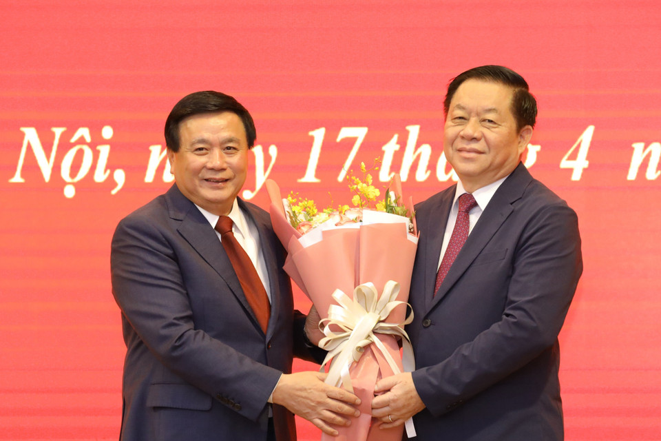 Ủy viên Bộ Chính, Chủ tịch Hội đồng Lý luận Trung ương Nguyễn Xuân Thắng tặng cho Bí thư Trung ương Đảng, Trưởng Ban Tuyên giáo Trung ương Nguyễn Trọng Nghĩa. (Ảnh: Văn Điệp/TTXVN)