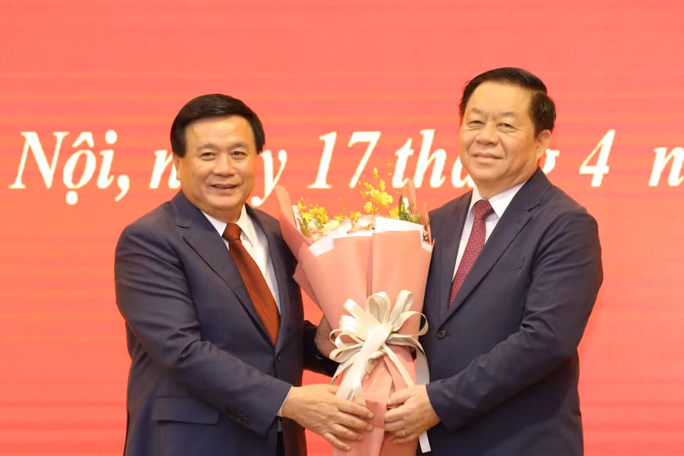 Ủy viên Bộ Chính, Chủ tịch Hội đồng Lý luận Trung ương Nguyễn Xuân Thắng tặng cho Bí thư Trung ương Đảng, Trưởng Ban Tuyên giáo Trung ương Nguyễn Trọng Nghĩa. (Ảnh: Văn Điệp/TTXVN)