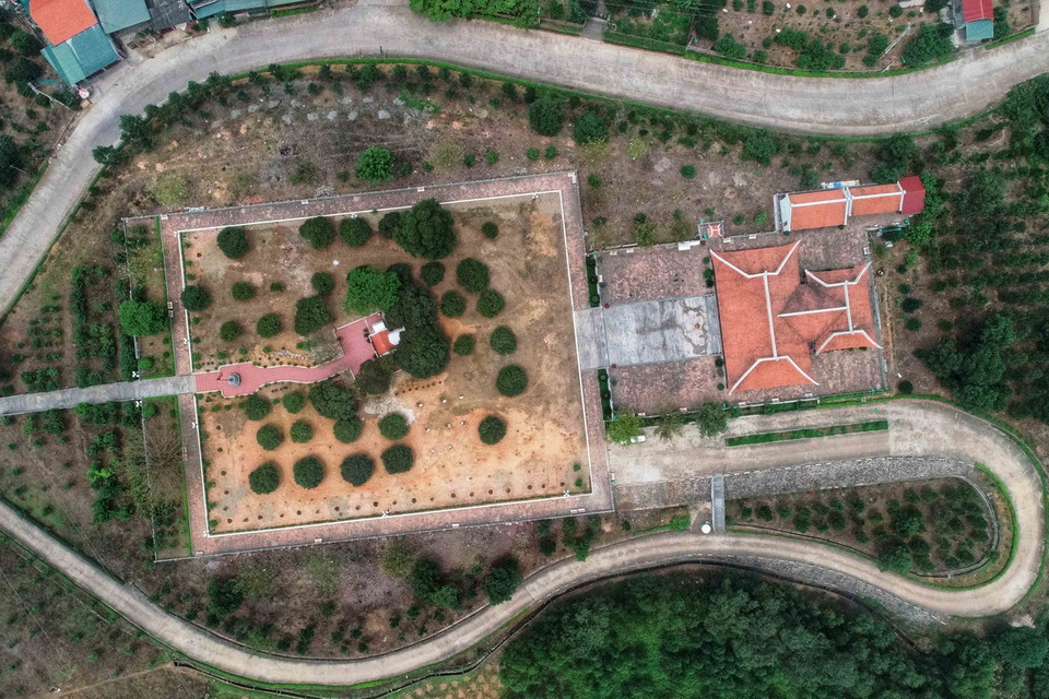 Yên Tử gắn liền với sự ra đời, hình thành và phát triển của nhà Trần (1225-1400) và hình thành nên không gian tôn giáo, văn hóa đặc trưng của Thiền phái Trúc Lâm. Trong ảnh: Thái Miếu nhà Trần tại Đông Triều là một trong những di tích quan trọng bậc nhất trong quần thể Khu di tích nhà Trần tại Đông Triều (Quảng Ninh), được xếp hạng di tích Quốc gia đặc biệt năm 2013. Thái Miếu được xây dựng từ thời Trần, là công trình đặc biệt có mặt bằng kiến trúc kiểu chữ Vương nhìn từ trên cao. (Ảnh: Thành Đạt/TTXVN)