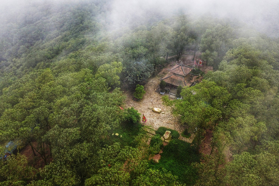 “Bàn cờ tiên” trên đỉnh núi Côn Sơn là một khu đất bằng phẳng. Tên gọi "bàn cờ tiên" chỉ là cái tên mà dân gian đặt ra để ca ngợi và tỏ lòng ngưỡng mộ với một địa danh lịch sử đẹp đẽ và nên thơ. (Ảnh: Thành Đạt/TTXVN)