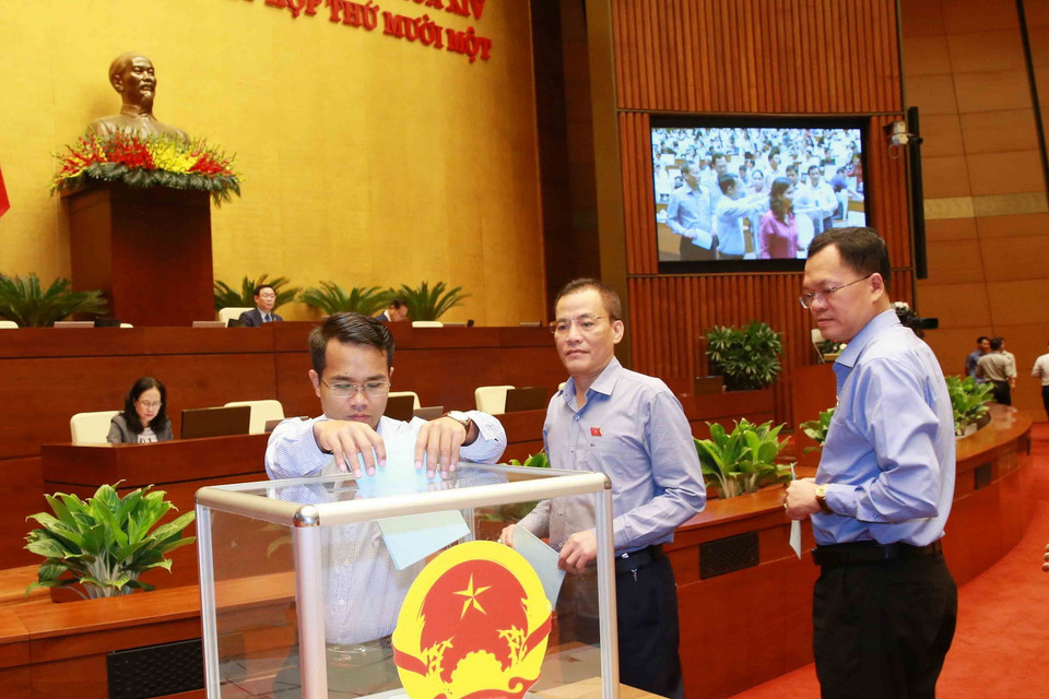 Đại biểu bỏ phiếu bầu một số Phó Chủ tịch Quốc hội. (Ảnh: Doãn Tấn/TTXVN)