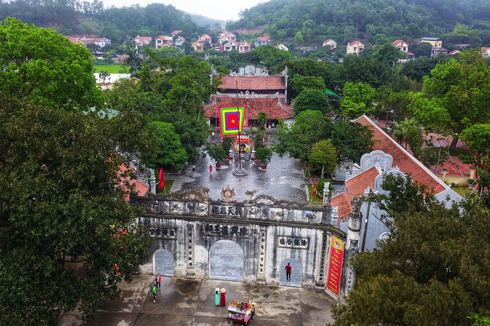 Đền Kiếp Bạc thờ Anh hùng dân tộc Hưng Đạo Đại Vương Trần Quốc Tuấn và toàn thể gia quyến. Đền tọa lạc giữa thung lũng núi Rồng với địa thế thuận lợi nhìn ra sông Thương. Đền bao gồm các công trình Nghi Môn, giếng Mắt Rồng, các tòa điện thờ Hưng Đạo Vương, Phạm Ngũ Lão, công chúa Thiên Thành - phu nhân Hưng Đạo Vương và hai con gái Nhị vị Vương cô. Hiện đền có lưu giữ 5 pho tượng đồng mang giá trị văn hóa, tâm linh lớn. (Ảnh: Thành Đạt/TTXVN)