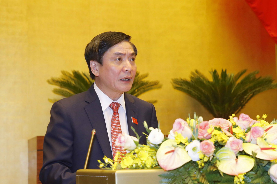 Ủy viên Ủy ban Thường vụ Quốc hội, Tổng Thư ký Quốc hội Bùi Văn Cường trình bày dự thảo Nghị quyết phê chuẩn danh sách một số Phó Chủ tịch và một số Ủy viên Hội đồng Bầu cử quốc gia. (Ảnh: Doãn Tấn/TTXVN)