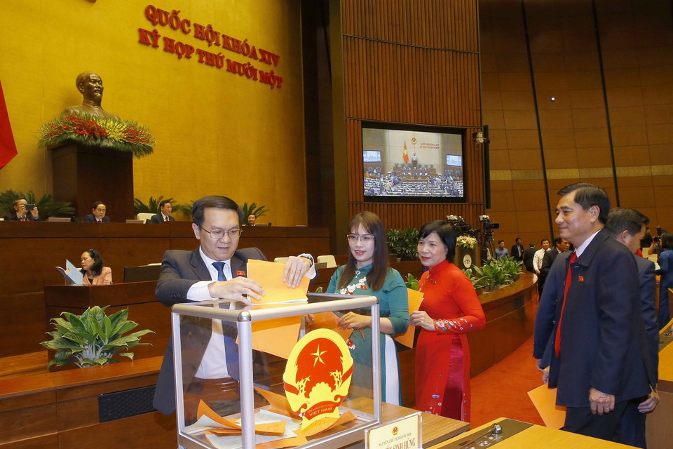 Các đại biểu Quốc hội bỏ phiếu phê chuẩn một số Phó Chủ tịch và một số Ủy viên Hội đồng Bầu cử quốc gia. (Ảnh: Doãn Tấn/TTXVN)
