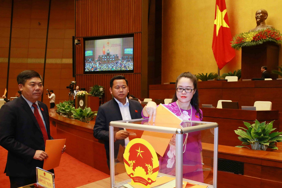 Đại biểu Quốc hội bỏ phiếu phê chuẩn danh sách một số Phó Chủ tịch và một số Ủy viên Hội đồng Bầu cử quốc gia. (Ảnh: Phương Hoa/TTXVN)