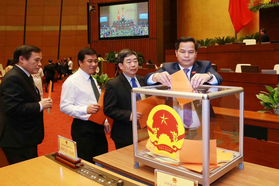 Đại biểu Quốc hội bỏ phiếu phê chuẩn danh sách một số Phó Chủ tịch và một số Ủy viên Hội đồng Bầu cử quốc gia. (Ảnh: Phương Hoa/TTXVN)