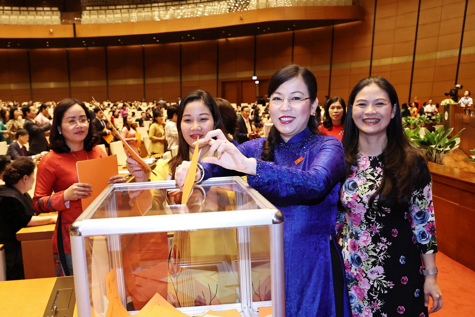 Các đại biểu Quốc hội bỏ phiếu phê chuẩn danh sách một số Phó Chủ tịch và một số Ủy viên Hội đồng Bầu cử quốc gia. (Ảnh: Trọng Đức/TTXVN)